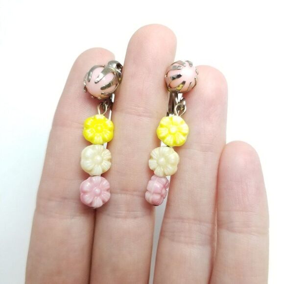 Vintage Daisy Bead Drop Clip On earrings, Spring Colors, Retro 60s Style, Estate - Picture 4 of 5